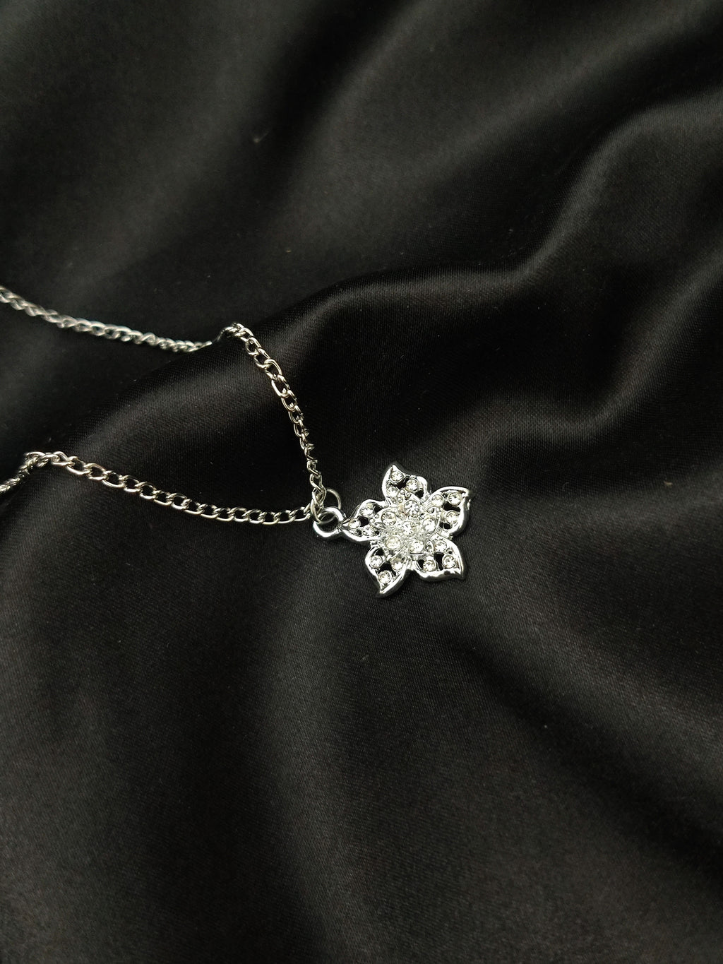 Sparkling Floral Crystal Jewelry Set – Necklace & Stud Earring