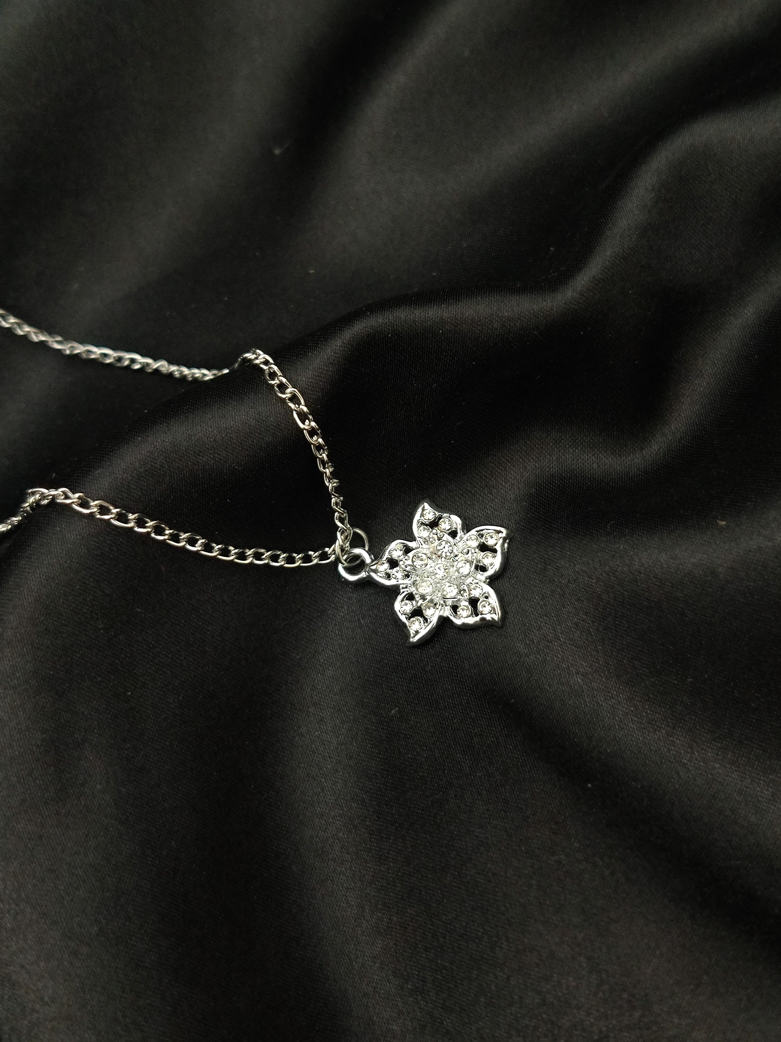 Sparkling Floral Crystal Jewelry Set – Necklace & Stud Earring