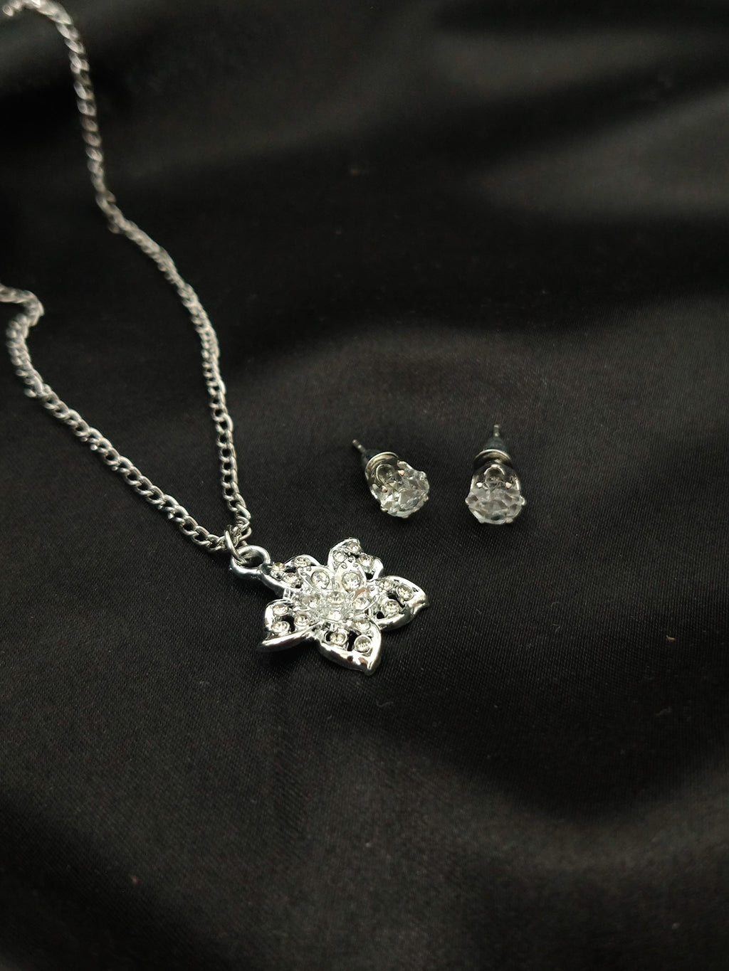 Sparkling Floral Crystal Jewelry Set – Necklace & Stud Earring